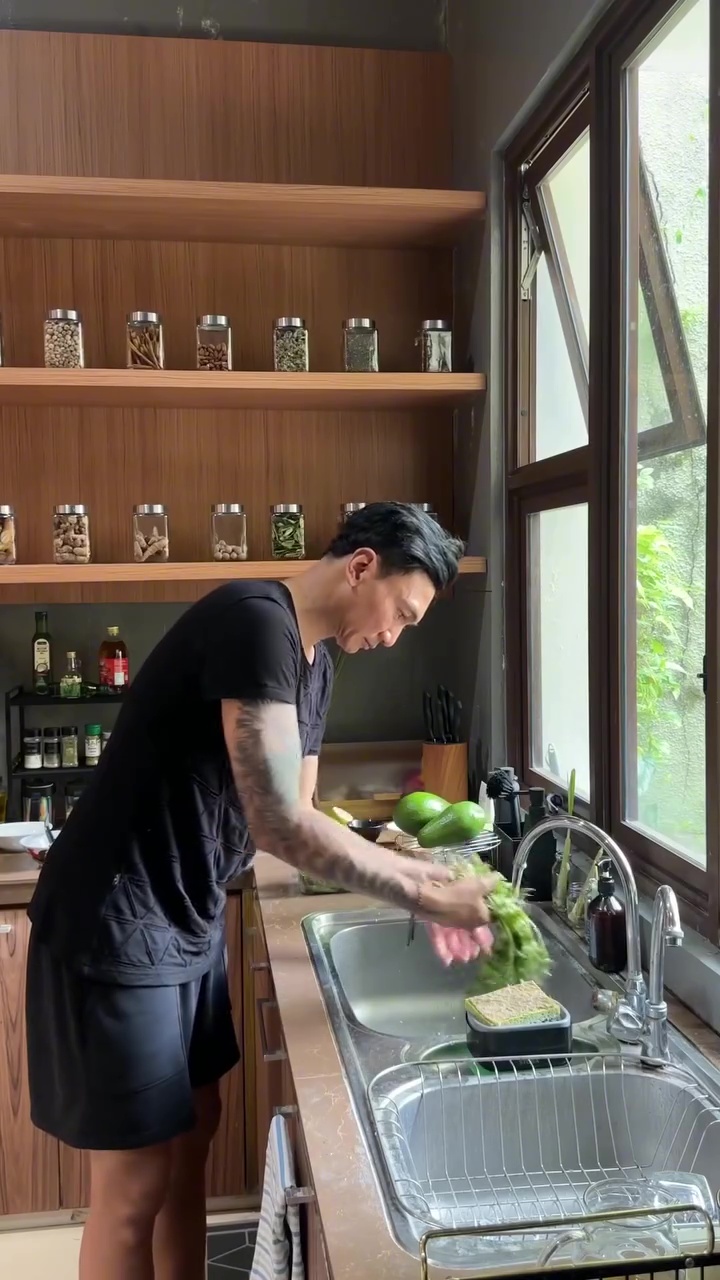 Anji bikin minuman sehat sirih cina yang sering dikira rumput liar, ternyata ini khasiatnya