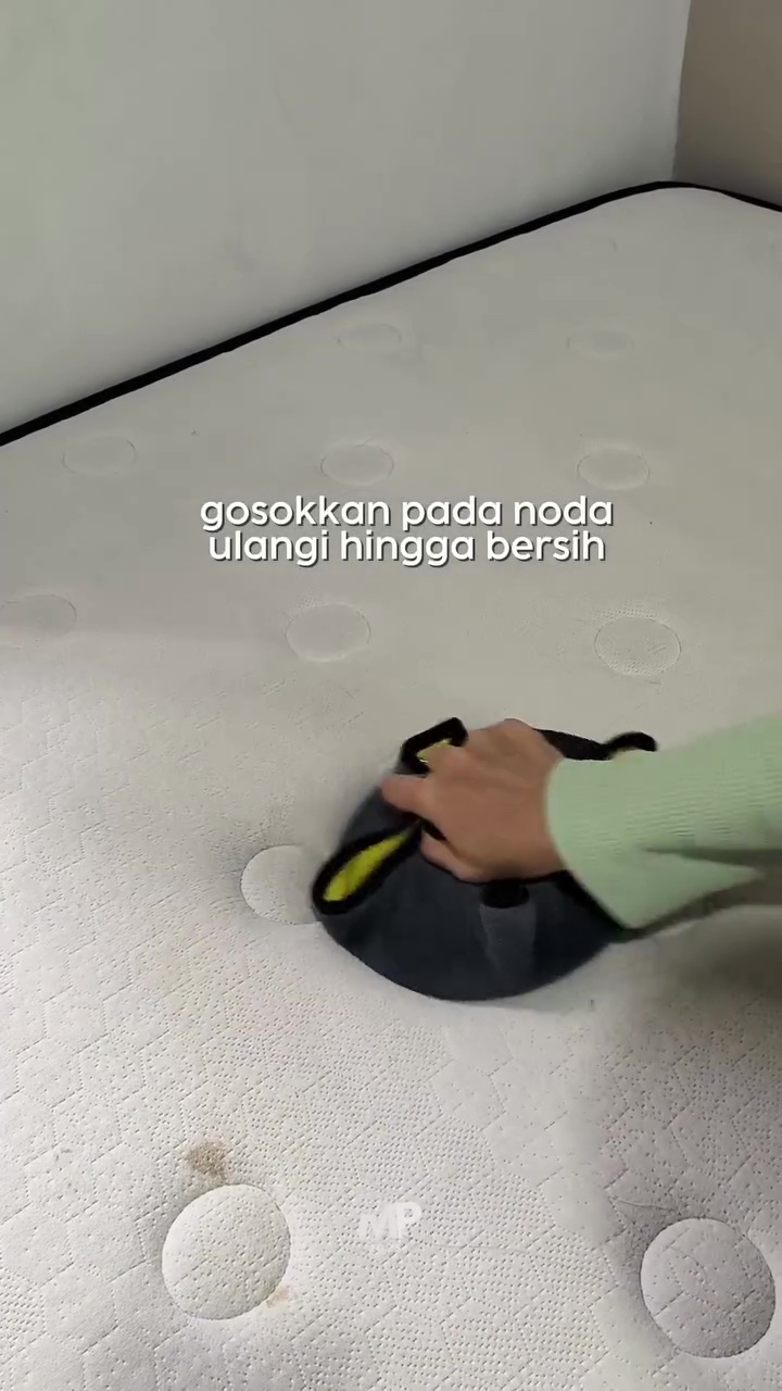 Nggak melulu pakai vakum cleaner, ini cara mudah bersihkan kasur kotor cuma pakai 2 alat dapur