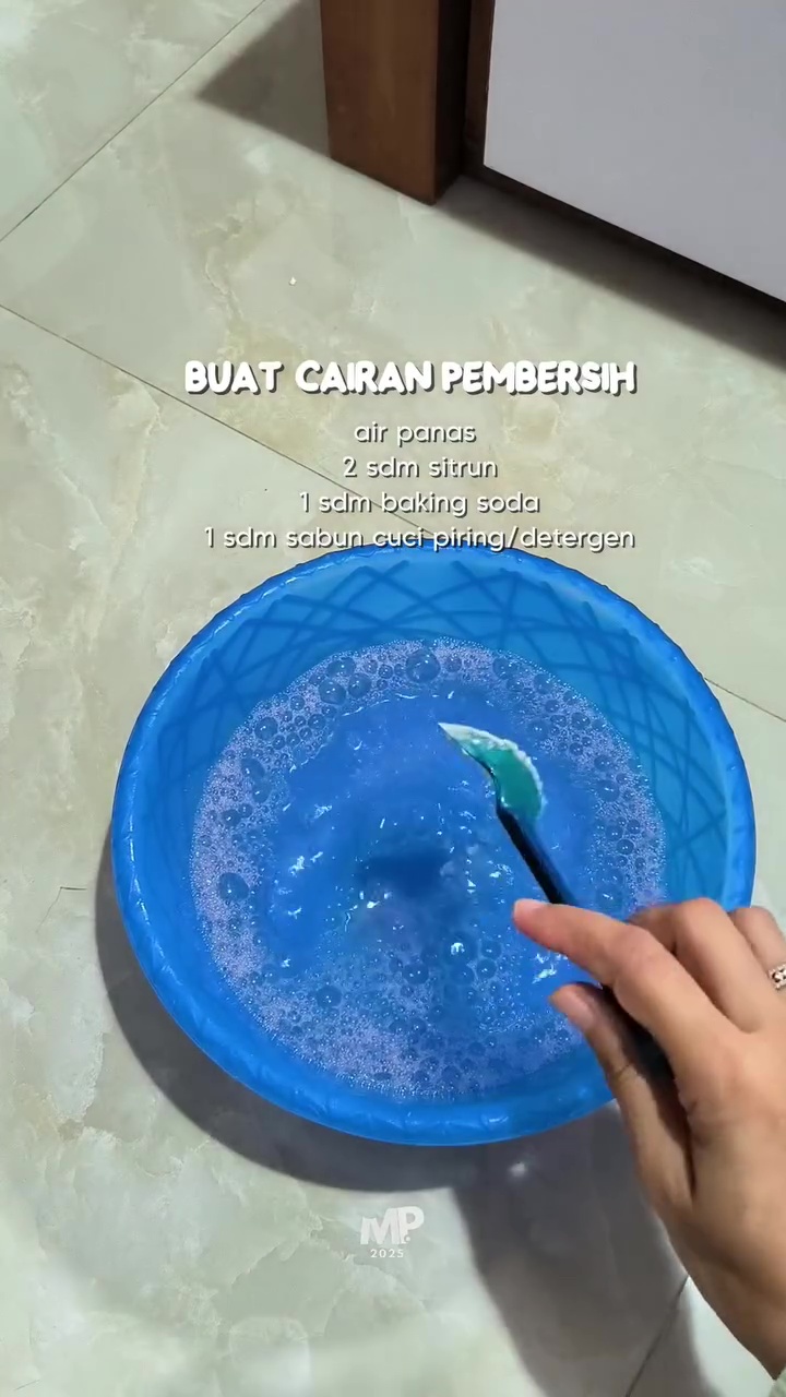 Nggak melulu pakai vakum cleaner, ini cara mudah bersihkan kasur kotor cuma pakai 2 alat dapur