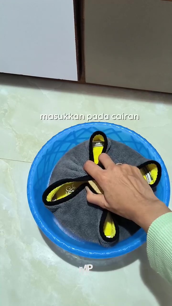 Nggak melulu pakai vakum cleaner, ini cara mudah bersihkan kasur kotor cuma pakai 2 alat dapur