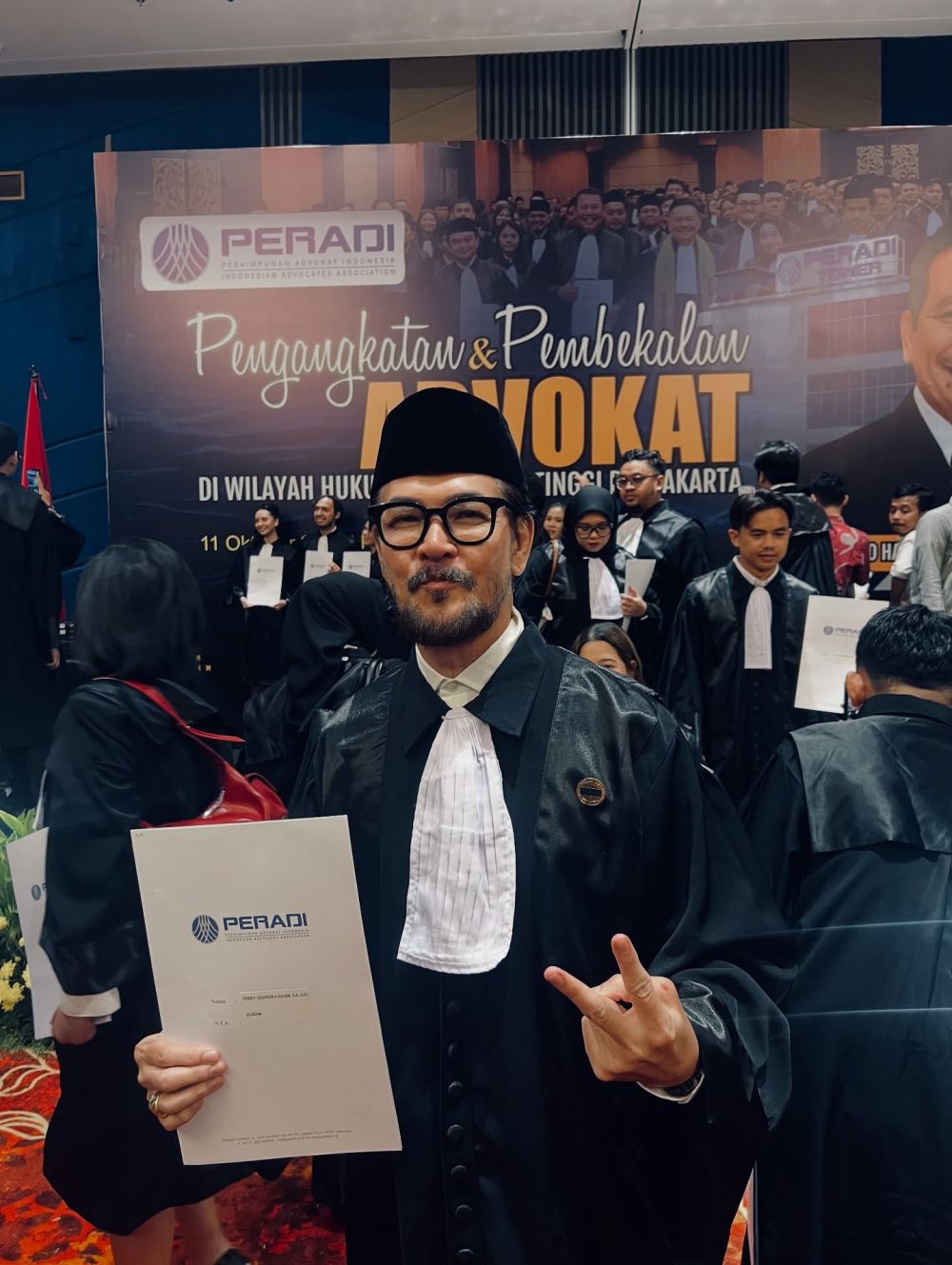 9 Potret Ferry Salim kini diangkat jadi advokat, latar belakang pendidikannya jadi sorotan