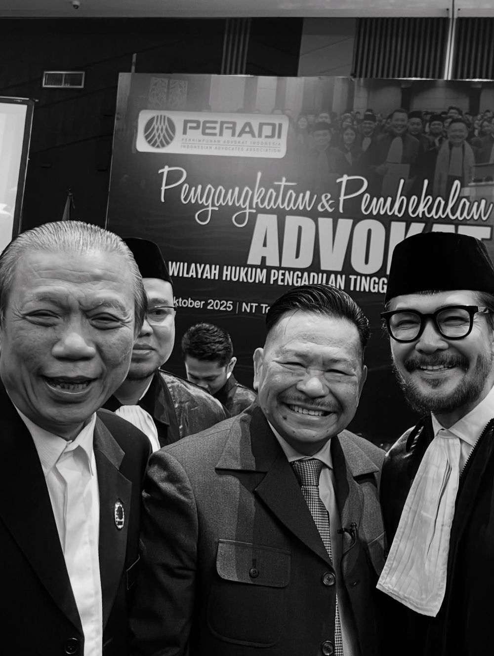 9 Potret Ferry Salim kini diangkat jadi advokat, latar belakang pendidikannya jadi sorotan