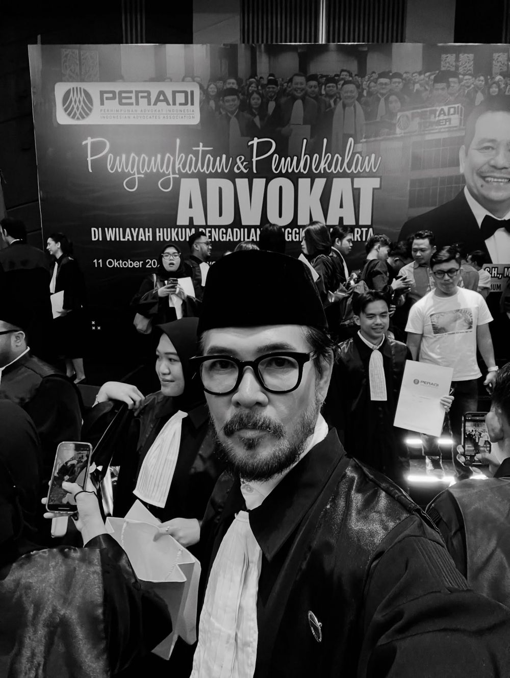 9 Potret Ferry Salim kini diangkat jadi advokat, latar belakang pendidikannya jadi sorotan