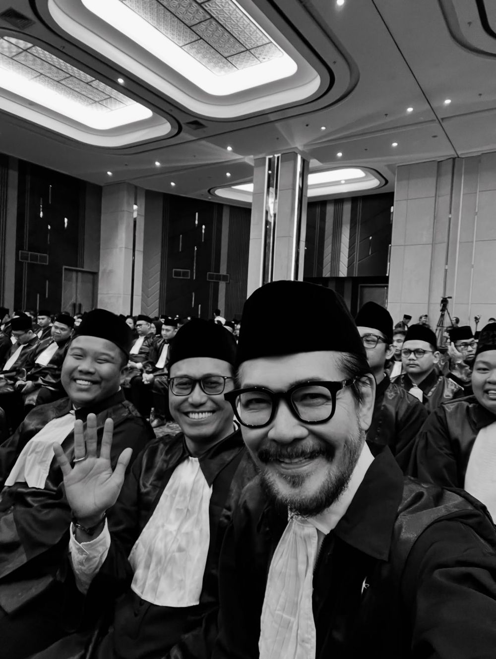 9 Potret Ferry Salim kini diangkat jadi advokat, latar belakang pendidikannya jadi sorotan