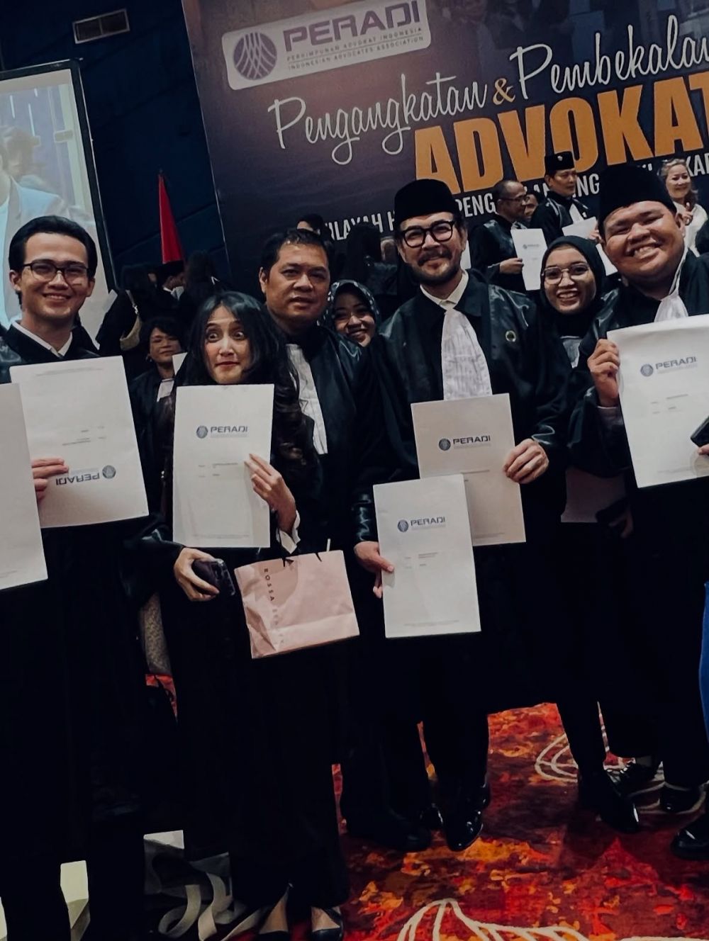 9 Potret Ferry Salim kini diangkat jadi advokat, latar belakang pendidikannya jadi sorotan