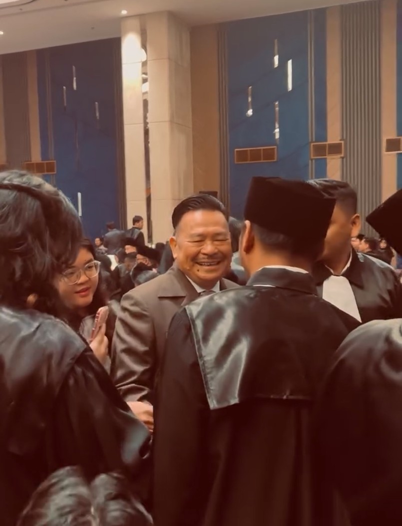 9 Potret Ferry Salim kini diangkat jadi advokat, latar belakang pendidikannya jadi sorotan