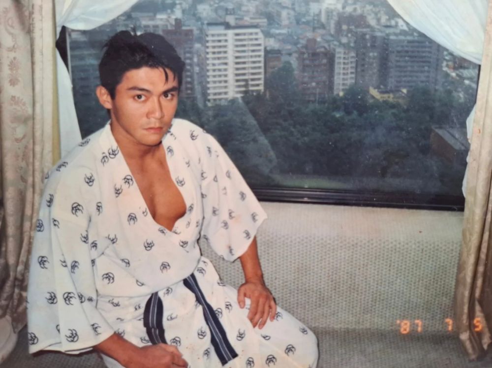 Aktor laga Tanah Air ini dipanggil 'guru' oleh Andy Lau, begini 9 potret rupawannya saat muda