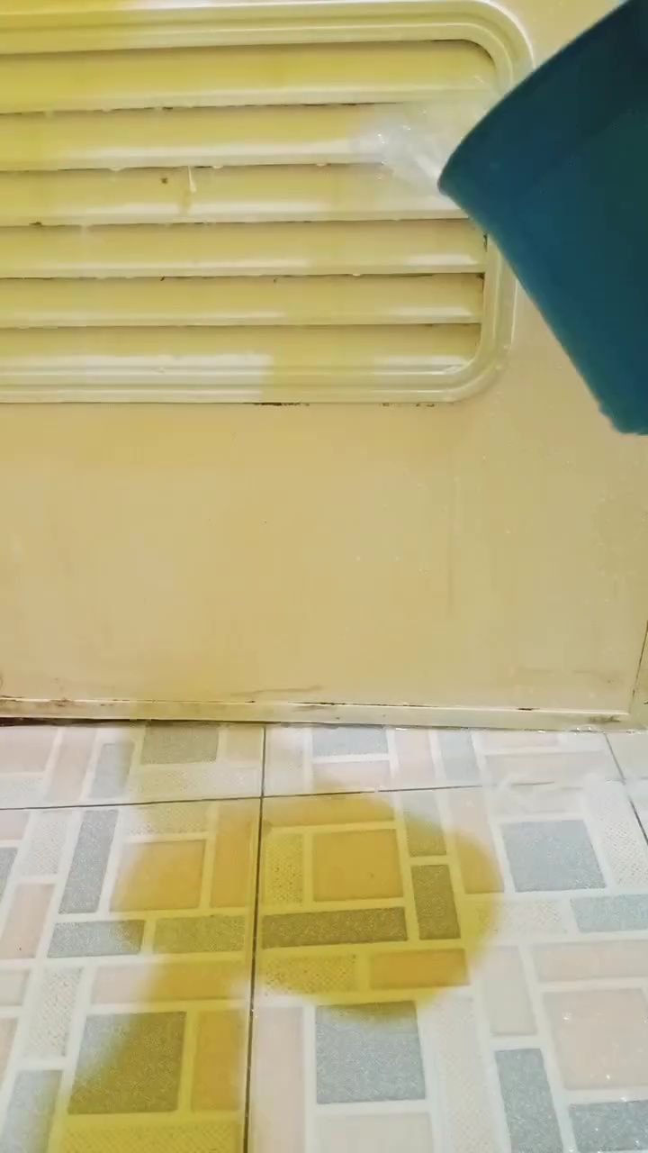 Punya pintu kamar mandi dekil tak perlu langsung diganti, cukup bersihkan dengan 1 bahan dapur ini