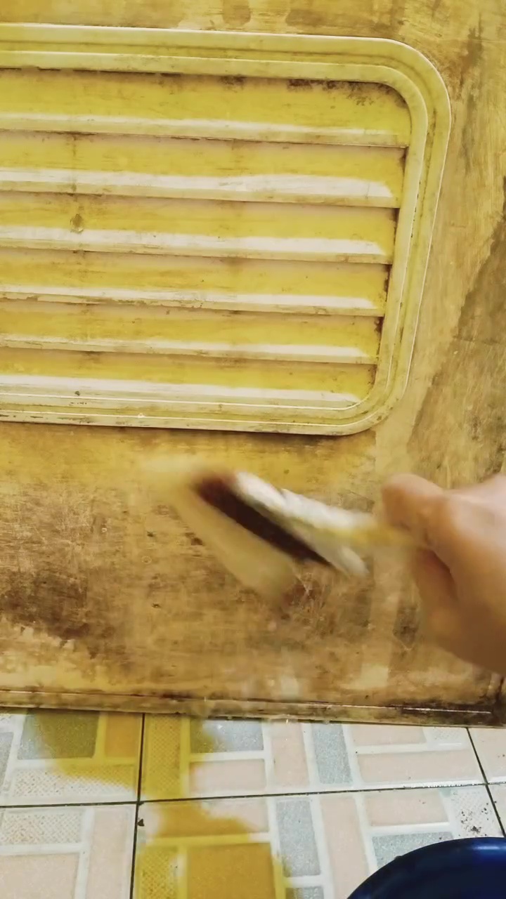 Punya pintu kamar mandi dekil tak perlu langsung diganti, cukup bersihkan dengan 1 bahan dapur ini