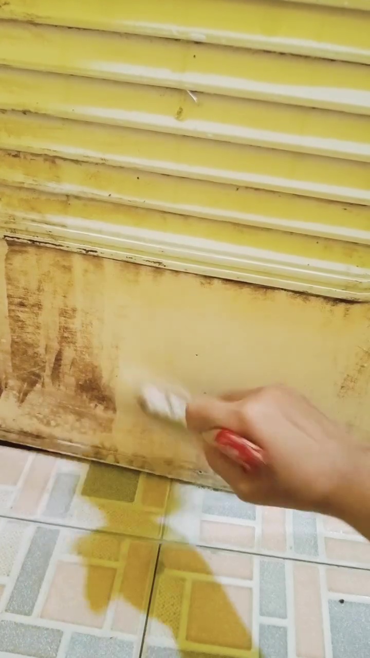 Punya pintu kamar mandi dekil tak perlu langsung diganti, cukup bersihkan dengan 1 bahan dapur ini