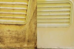 Punya pintu kamar mandi dekil tak perlu langsung diganti, cukup bersihkan dengan 1 bahan dapur ini