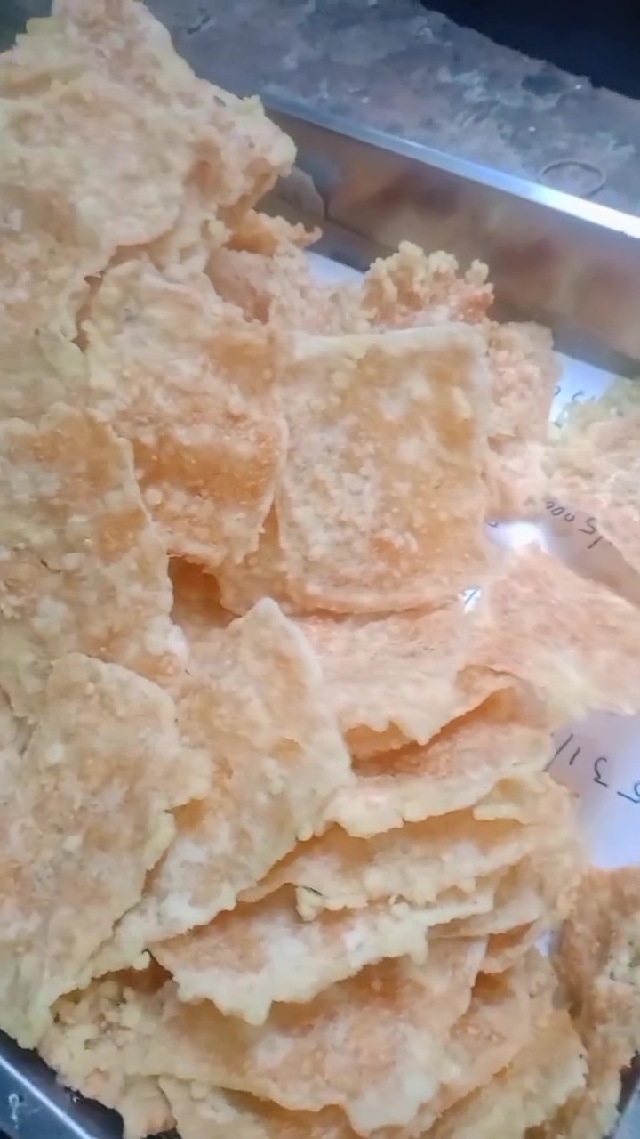 Bukan tepung, penjual gorengan ini bagikan cara cepat jernihkan minyak keruh cuma pakai 1 jenis daun