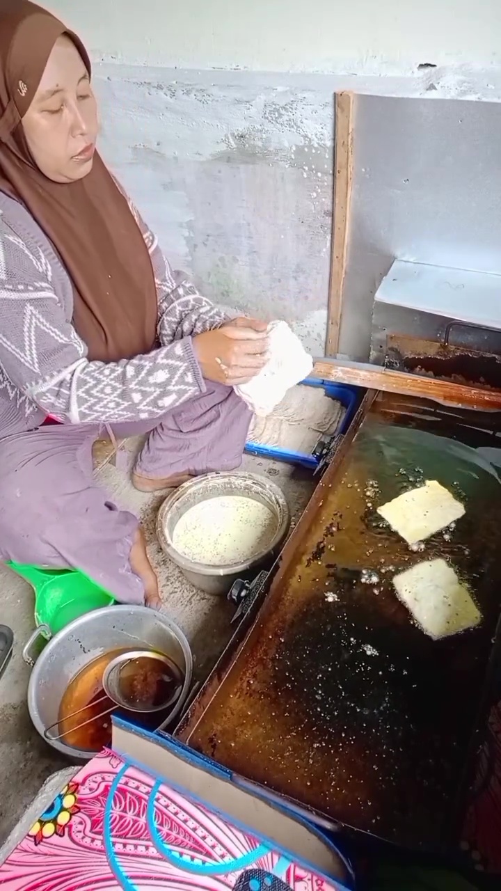 Bukan tepung, penjual gorengan ini bagikan cara cepat jernihkan minyak keruh cuma pakai 1 jenis daun