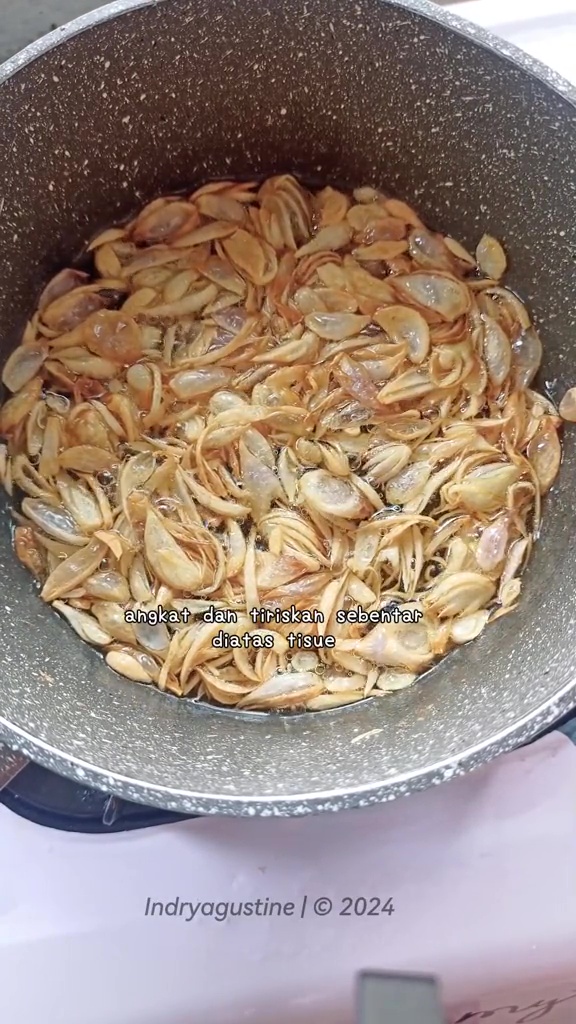 Capek-capek bikin bawang goreng malah cepat melempem? Coba pakai trik ini biar awet kriuk tanpa tepung