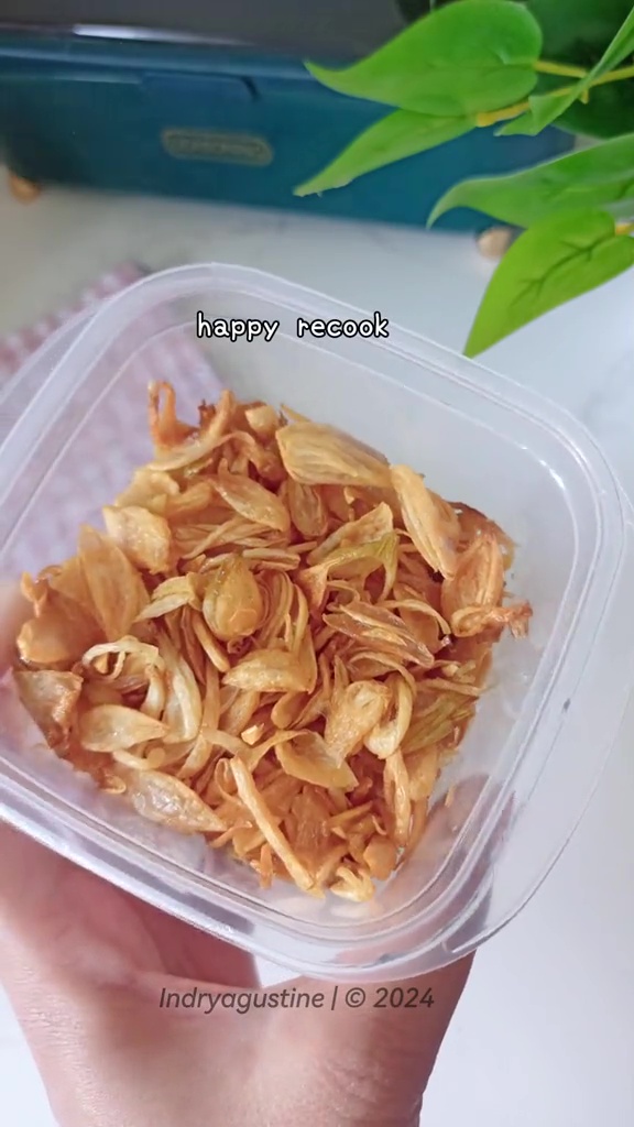 Capek-capek bikin bawang goreng malah cepat melempem? Coba pakai trik ini biar awet kriuk tanpa tepung