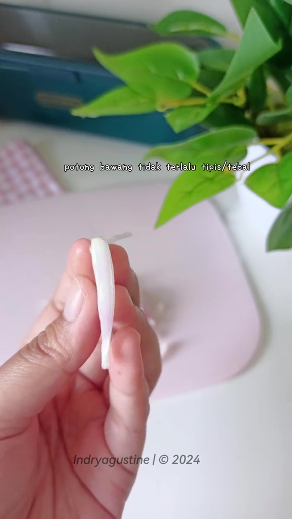 Capek-capek bikin bawang goreng malah cepat melempem? Coba pakai trik ini biar awet kriuk tanpa tepung