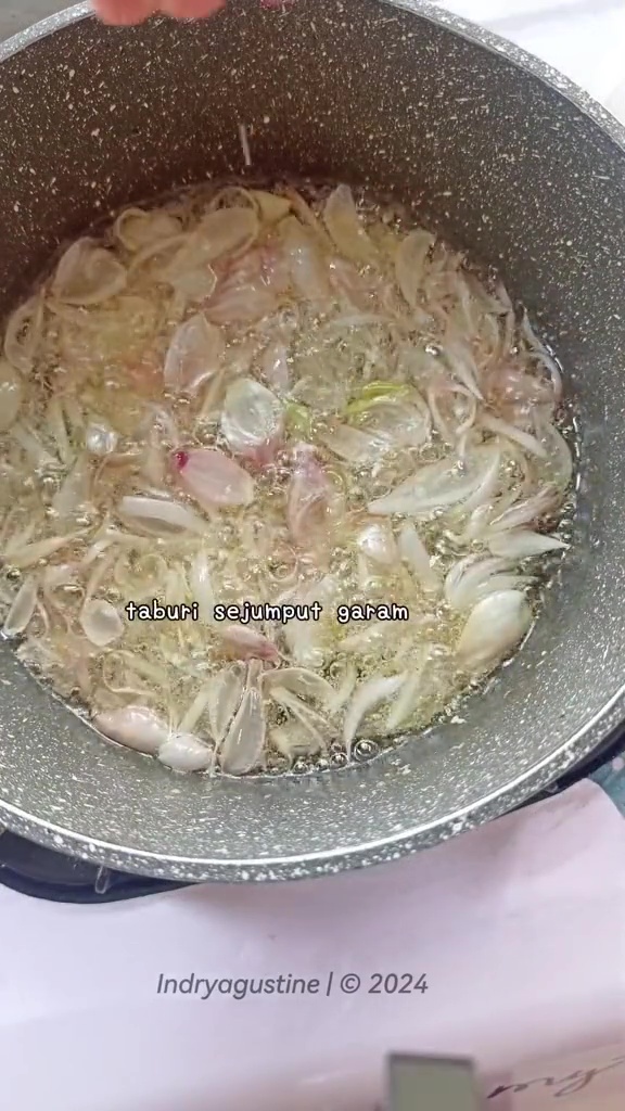 Capek-capek bikin bawang goreng malah cepat melempem? Coba pakai trik ini biar awet kriuk tanpa tepung
