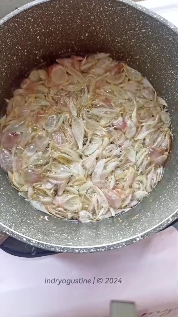 Capek-capek bikin bawang goreng malah cepat melempem? Coba pakai trik ini biar awet kriuk tanpa tepung