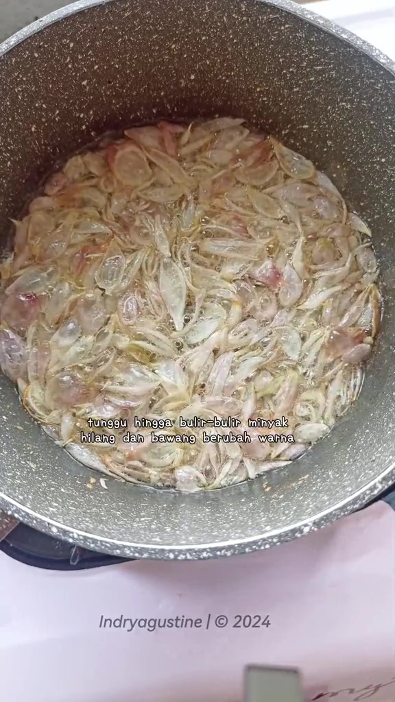 Capek-capek bikin bawang goreng malah cepat melempem? Coba pakai trik ini biar awet kriuk tanpa tepung
