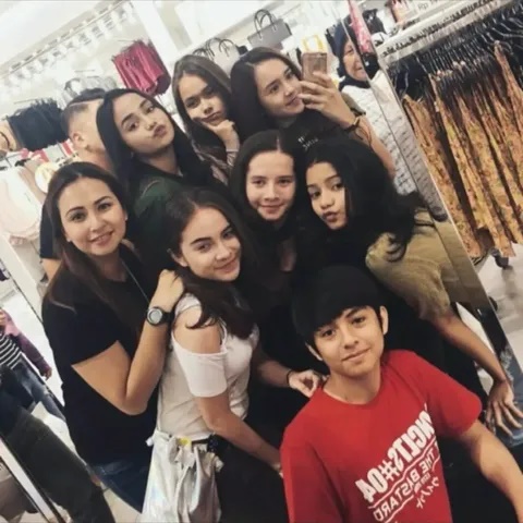 Para pemainnya mulai masuki jenjang hidup baru, ini 9 potret jadul kebersamaan bintang Mermaid in Love