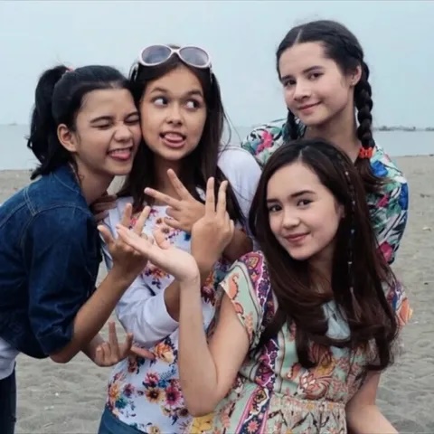 Para pemainnya mulai masuki jenjang hidup baru, ini 9 potret jadul kebersamaan bintang Mermaid in Love