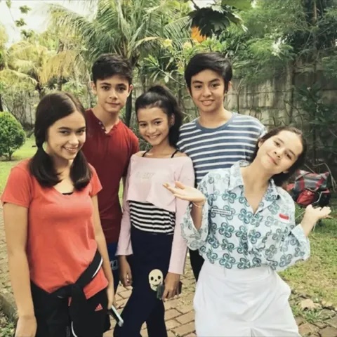 Para pemainnya mulai masuki jenjang hidup baru, ini 9 potret jadul kebersamaan bintang Mermaid in Love