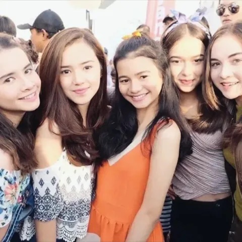 Para pemainnya mulai masuki jenjang hidup baru, ini 9 potret jadul kebersamaan bintang Mermaid in Love