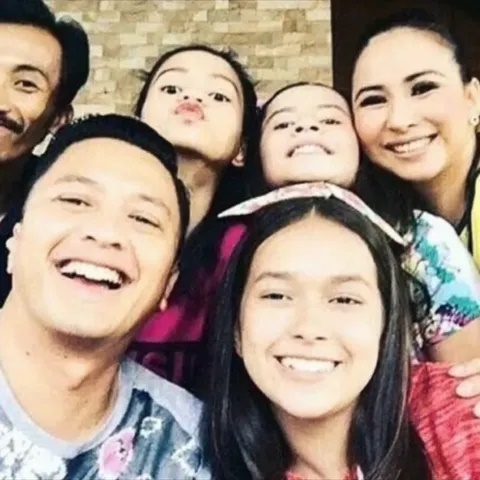 Para pemainnya mulai masuki jenjang hidup baru, ini 9 potret jadul kebersamaan bintang Mermaid in Love