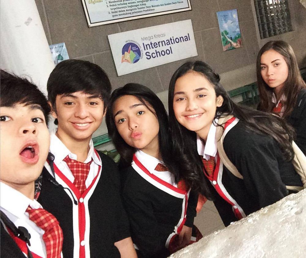 Para pemainnya mulai masuki jenjang hidup baru, ini 9 potret jadul kebersamaan bintang Mermaid in Love