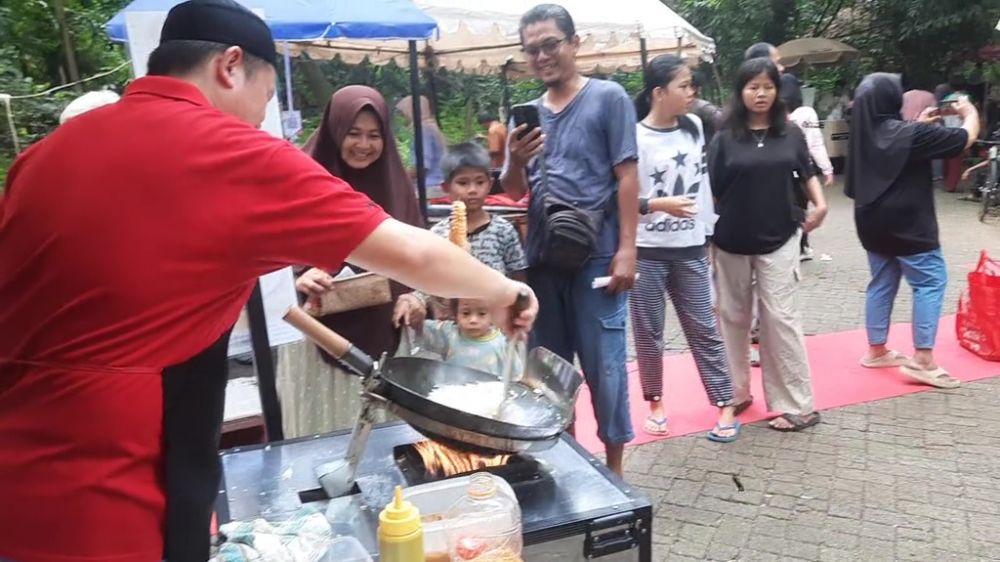 Tak biasa! Pedagang nasi goreng ini pakai robot untuk masak, definisi kerja cerdas tanpa bikin capek