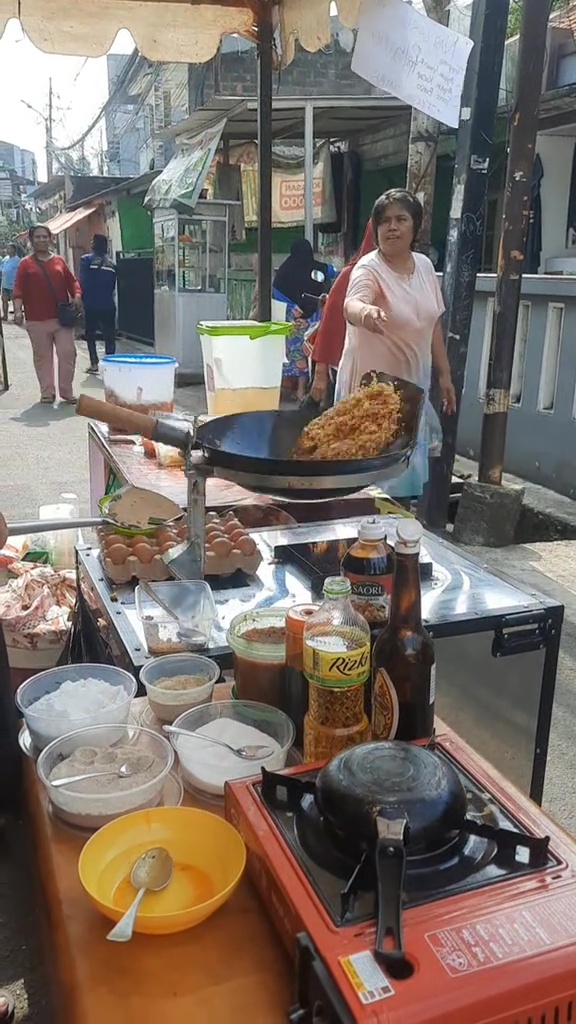 Tak biasa! Pedagang nasi goreng ini pakai robot untuk masak, definisi kerja cerdas tanpa bikin capek