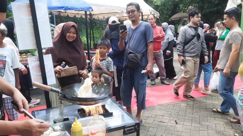 Tak biasa! Pedagang nasi goreng ini pakai robot untuk masak, definisi kerja cerdas tanpa bikin capek