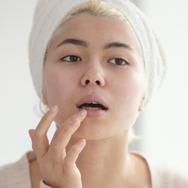 17 Rekomendasi lip serum atasi bibir hitam mulai harga Rp 27 ribu, kembali cerah dan antikering