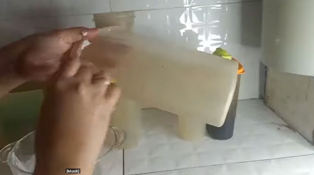 Botol dan toples dekil kembali kinclong hanya pakai 3 bahan dapur, simak tutorial dari ahlinya