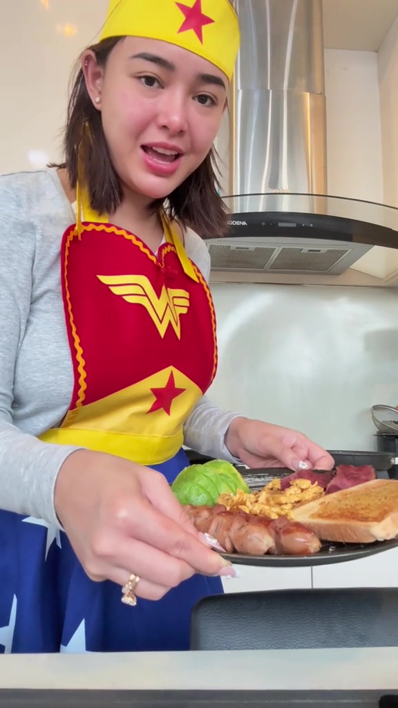 Momen kocak Amanda Manopo masak sarapan untuk Kenny, celemek yang dipakai malah bikin salfok