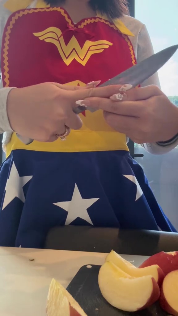 Momen kocak Amanda Manopo masak sarapan untuk Kenny, celemek yang dipakai malah bikin salfok