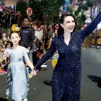 Sering dikira kakak-adik, 9 potret kebersamaan Arumi Bachsin dan putri Sulungnya yang sudah remaja