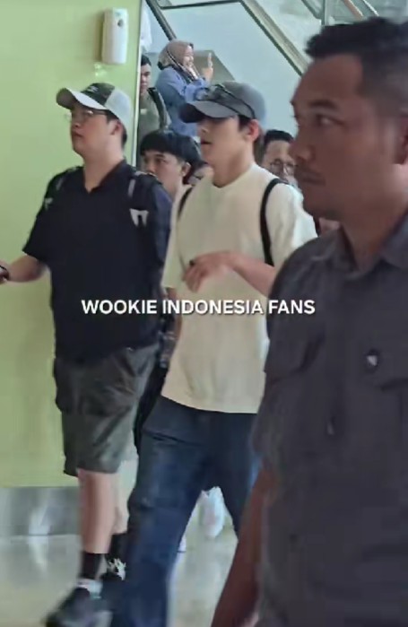 7 Potret Ji Chang-wook tak jaim makan lesehan saat kunjungan di Yogyakarta, gayanya berasa akamsi