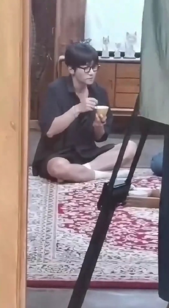 7 Potret Ji Chang-wook tak jaim makan lesehan saat kunjungan di Yogyakarta, gayanya berasa akamsi