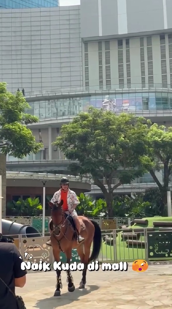 Irfan Hakim ultah ke-50, dapat hadiah mobil senilai nyaris Rp1 M dari Raffi Ahmad, ini 9 potretnya