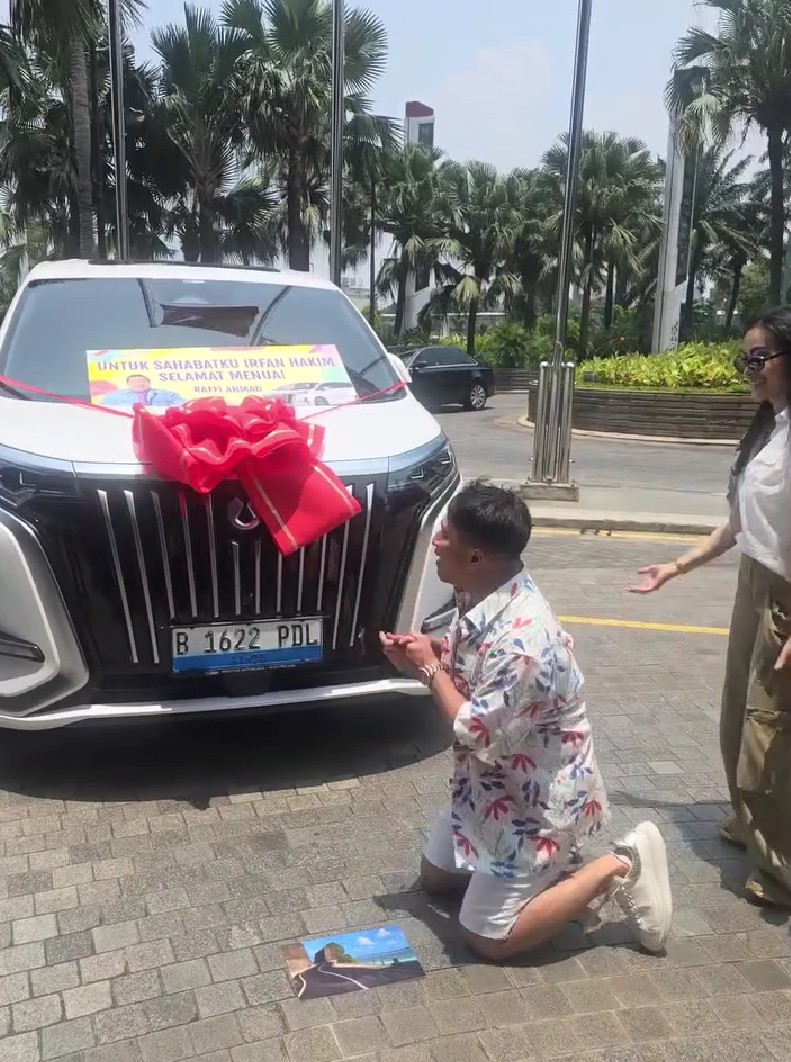 Irfan Hakim ultah ke-50, dapat hadiah mobil senilai nyaris Rp1 M dari Raffi Ahmad, ini 9 potretnya