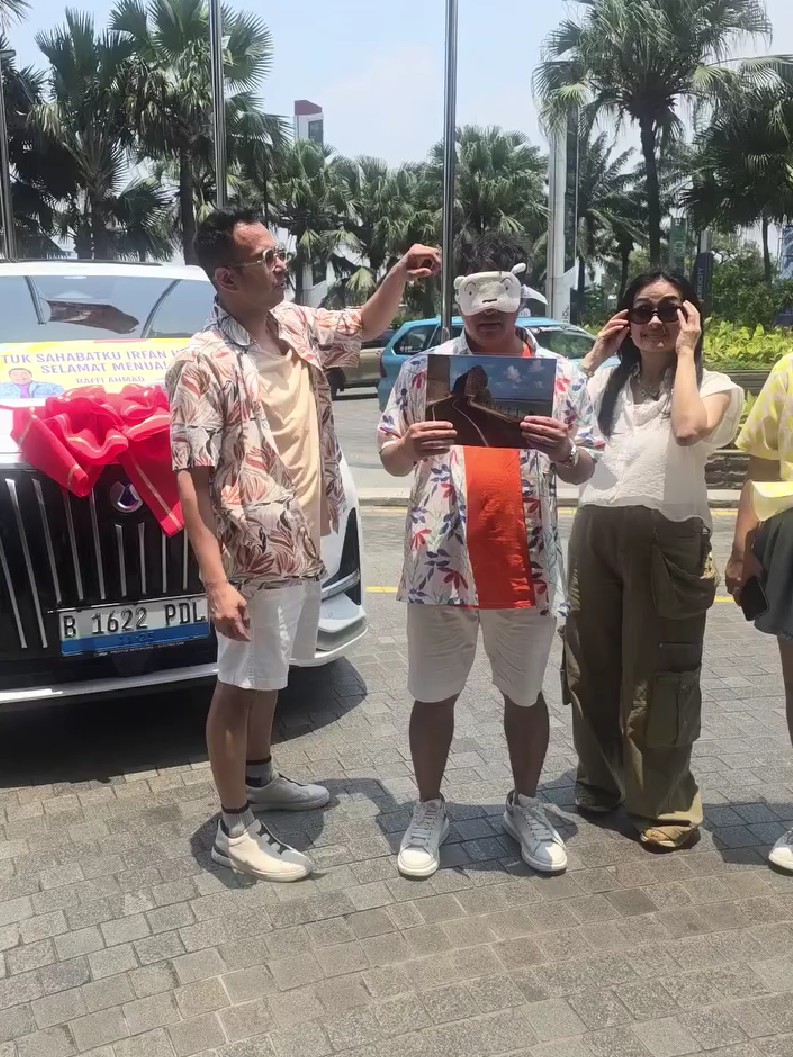 Irfan Hakim ultah ke-50, dapat hadiah mobil senilai nyaris Rp1 M dari Raffi Ahmad, ini 9 potretnya