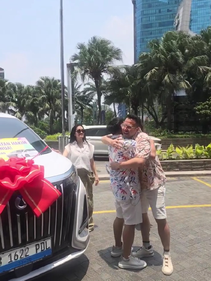 Irfan Hakim ultah ke-50, dapat hadiah mobil senilai nyaris Rp1 M dari Raffi Ahmad, ini 9 potretnya