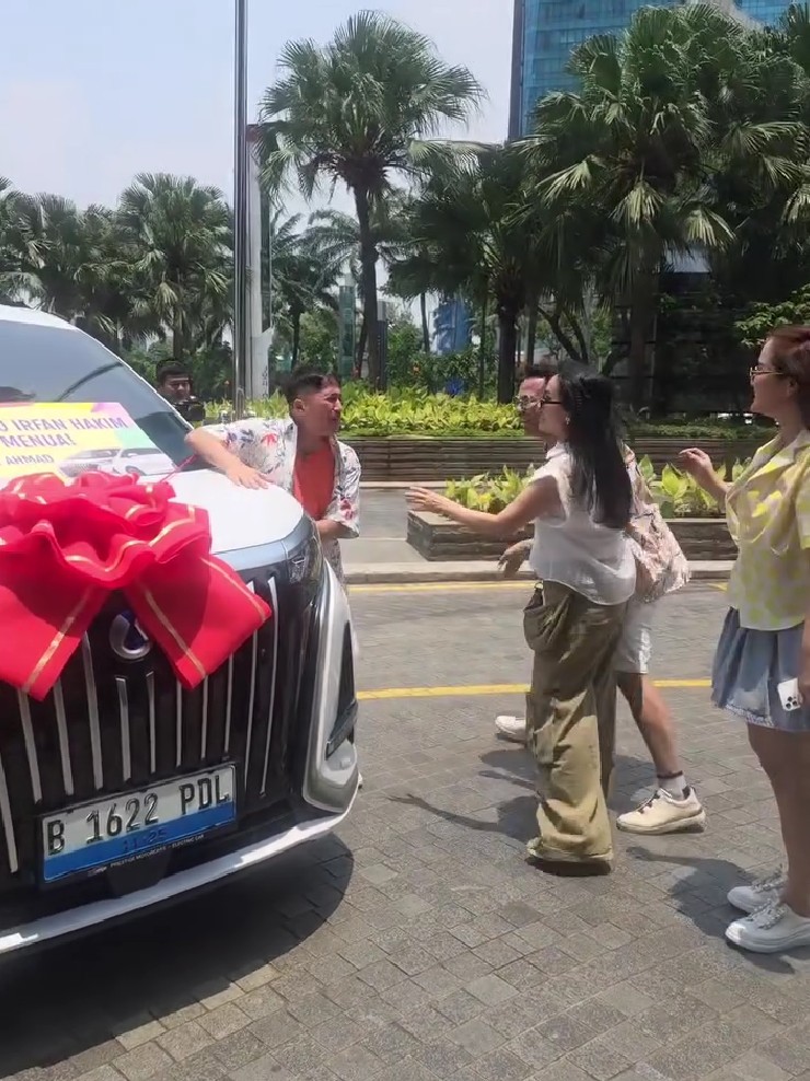 Irfan Hakim ultah ke-50, dapat hadiah mobil senilai nyaris Rp1 M dari Raffi Ahmad, ini 9 potretnya