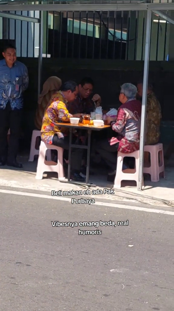 7 Potret Menkeu Purbaya jajan penyetan di pinggir jalan bareng pegawai, tanggapannya bikin salut