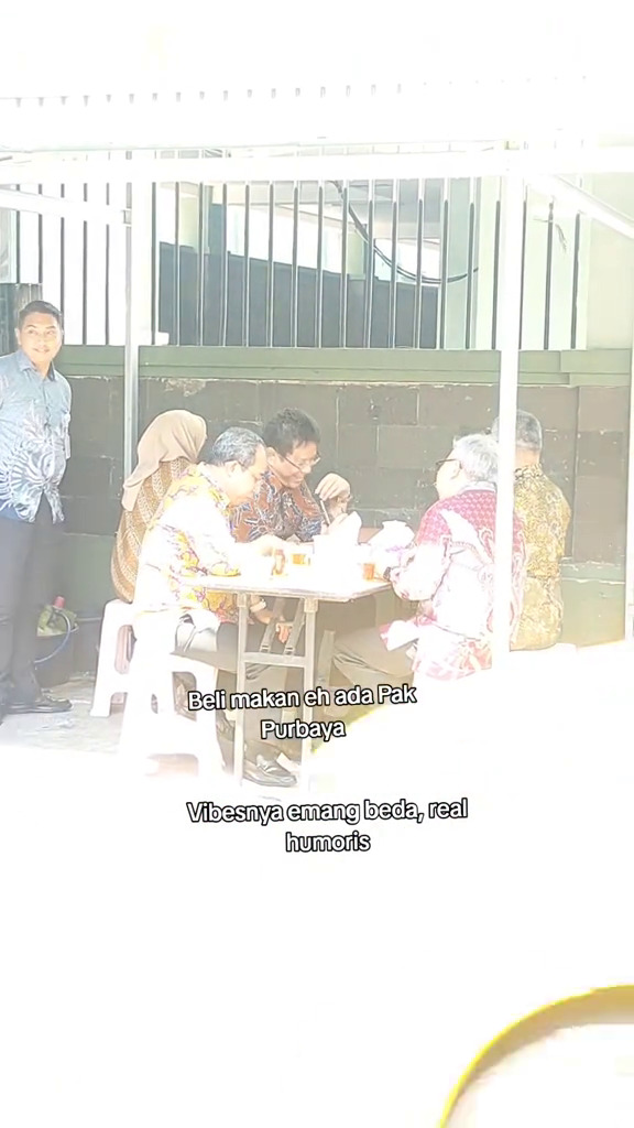 7 Potret Menkeu Purbaya jajan penyetan di pinggir jalan bareng pegawai, tanggapannya bikin salut