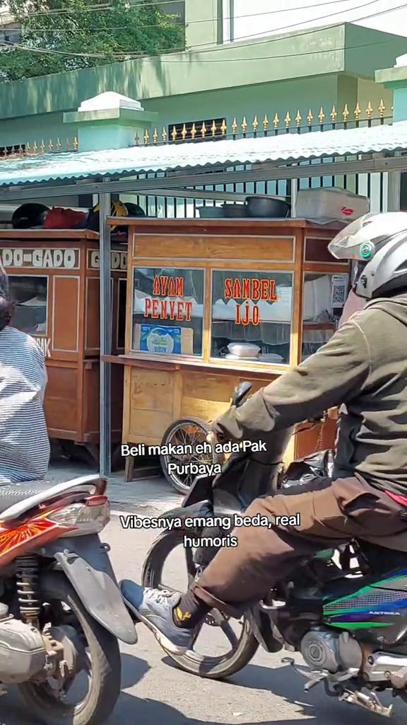 7 Potret Menkeu Purbaya jajan penyetan di pinggir jalan bareng pegawai, tanggapannya bikin salut
