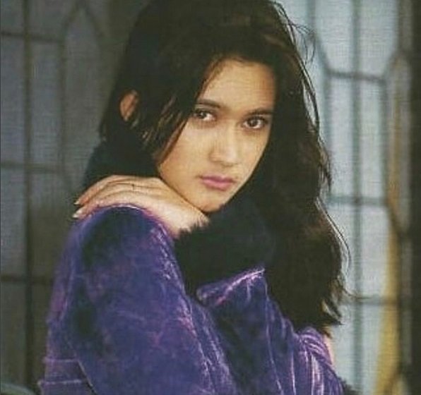 Politisi ini dulunya ternyata rekan duet ayah Glenca Chysara, ini 9 potretnya di awal karier