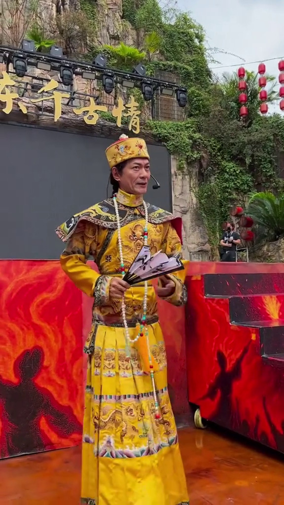 Ingat biksu Tong Sam-chong di Kera Sakti? Kini kerja jadi penghibur di taman rekreasi, intip potretnya