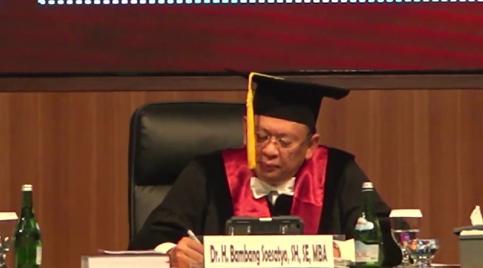 Lulus doktor dengan IPK 3,95, 9 potret Ahmad Sahroni saat jalani sidang disertasi ini tuai sorotan